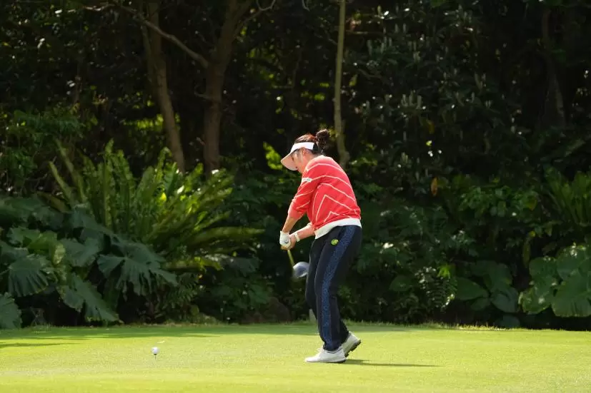 青木瀬令奈のドライバースイング（斜め前方）連続写真【2022年ダイキンオーキッドレディスゴルフトーナメント】