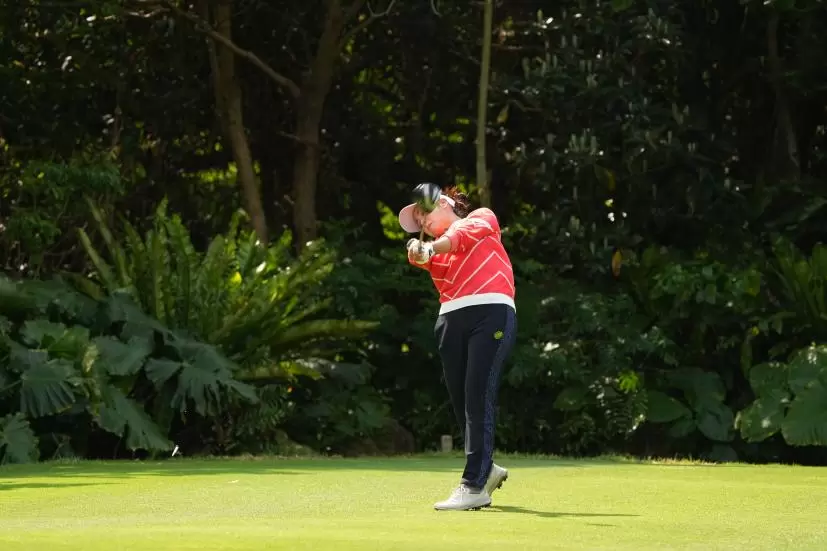 青木瀬令奈のドライバースイング（斜め前方）連続写真【2022年ダイキンオーキッドレディスゴルフトーナメント】