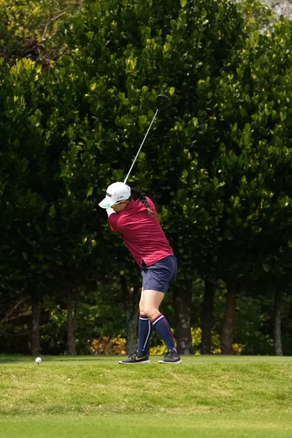 勝みなみのドライバースイング（斜め前方）連続写真【2022年ダイキンオーキッドレディスゴルフトーナメント】