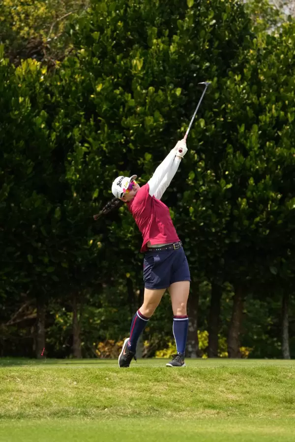 勝みなみのドライバースイング（斜め前方）連続写真【2022年ダイキンオーキッドレディスゴルフトーナメント】