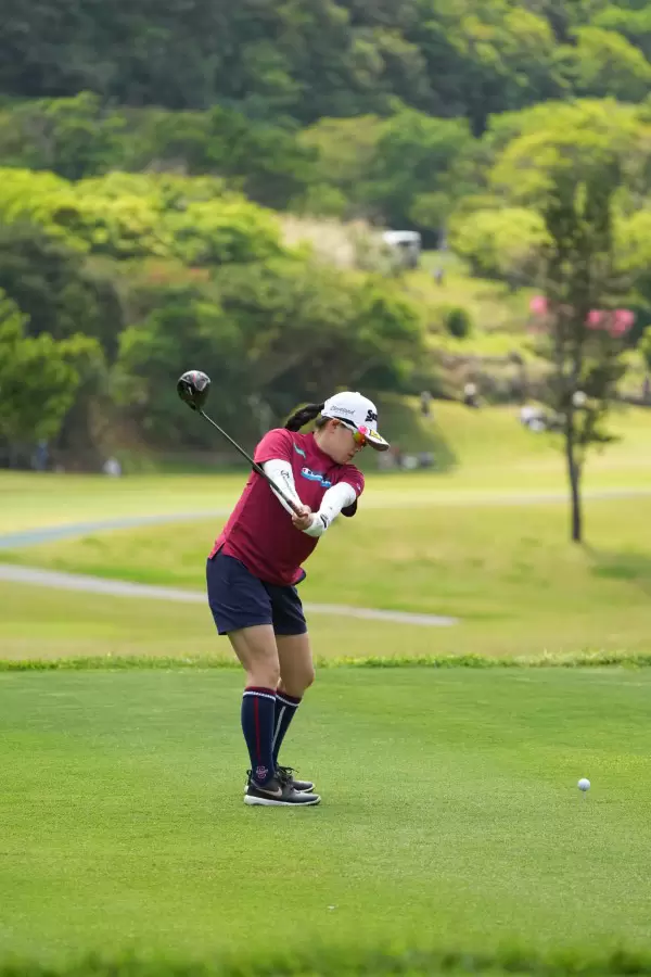 勝みなみのドライバースイング（後方）連続写真【2022年ダイキンオーキッドレディスゴルフトーナメント】