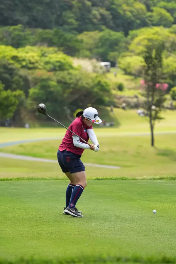 勝みなみのドライバースイング（後方）連続写真【2022年ダイキンオーキッドレディスゴルフトーナメント】