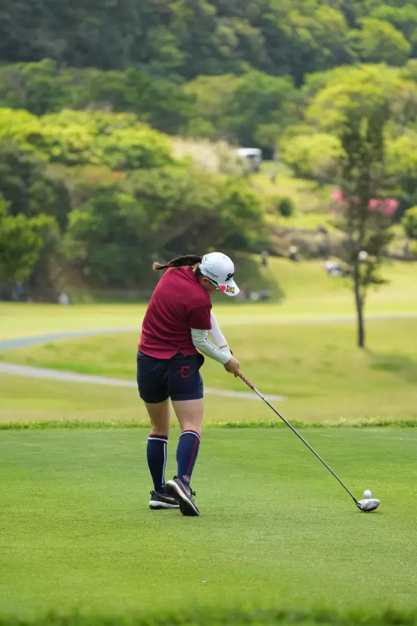 勝みなみのドライバースイング（後方）連続写真【2022年ダイキンオーキッドレディスゴルフトーナメント】