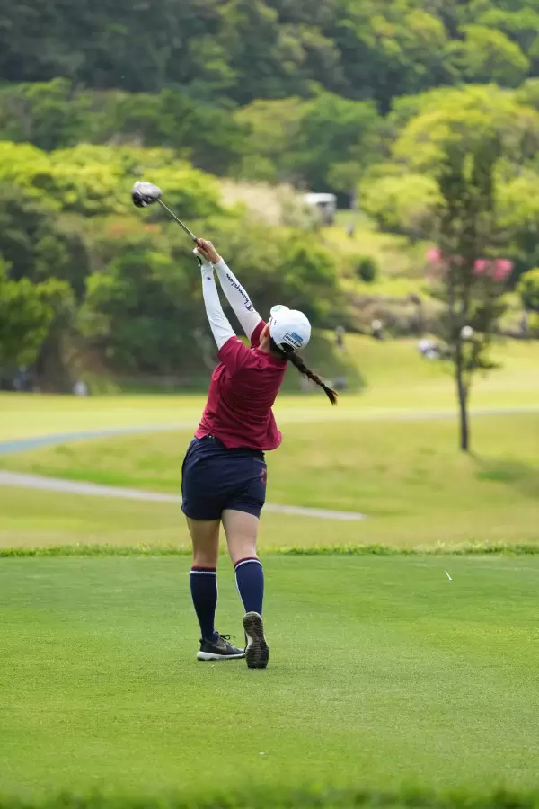 勝みなみのドライバースイング（後方）連続写真【2022年ダイキンオーキッドレディスゴルフトーナメント】
