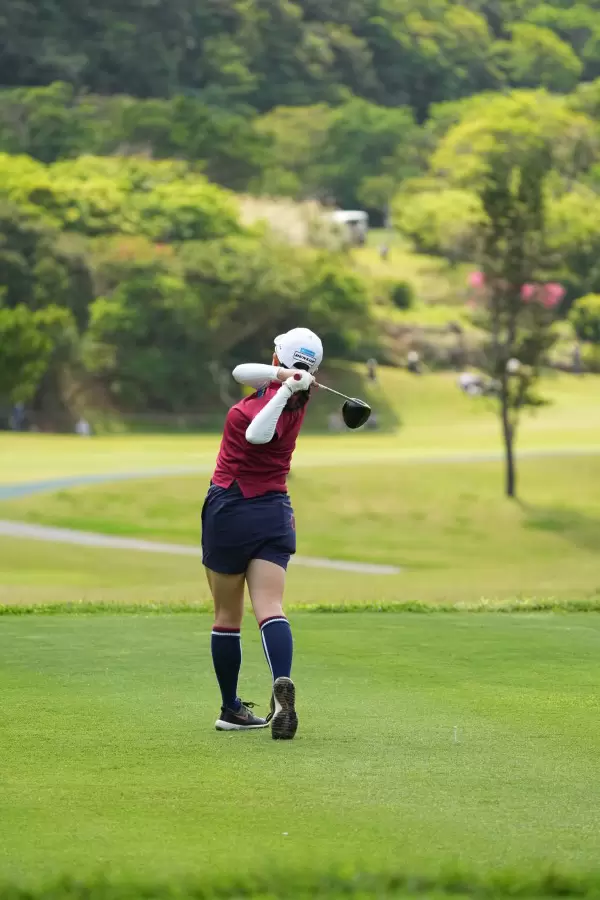 勝みなみのドライバースイング（後方）連続写真【2022年ダイキンオーキッドレディスゴルフトーナメント】