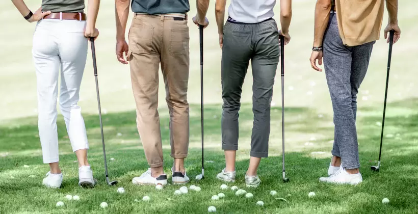 ゴルフ場で過ごす人々の写真