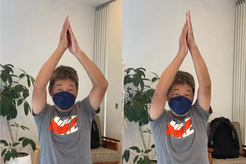 （左）肩を緩めてもらう前に普通に頭の上に腕を上げた状態（左肩が五十肩で上がりきらない…）（右）左肩を緩めてもらってから、鎖骨の付け根から動かして上に腕を上げた状態。左手のほうが上まで上がりました。