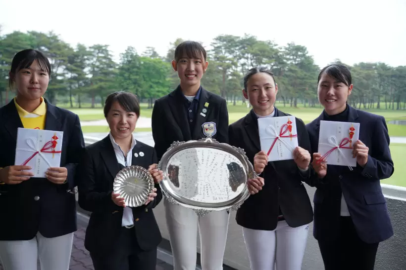 2022年関東女子ゴルフ選手権決勝競技で1位になった馬場咲希（真ん中）