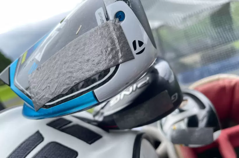 ヘッドにバーンと鉛を貼っている写真