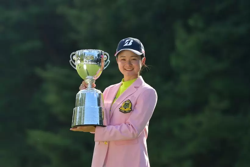 優勝カップを持つ川崎春花