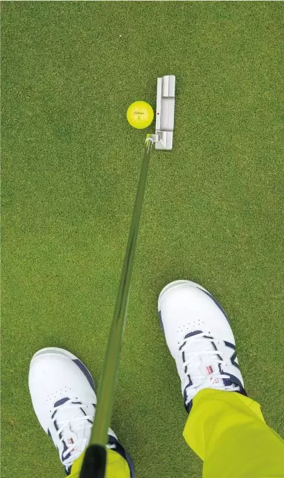 通常よりボールを右に置き、スタンスをオープンにする。