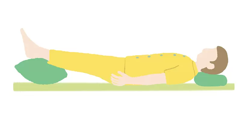 足首の下にクッションやタオルを丸めて入れ、足を高くして寝る