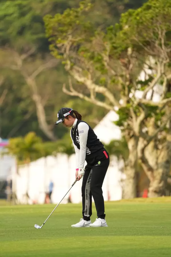 大里桃子のアイアンスイング（斜め前方）連続写真【2022年ダイキンオーキッドレディスゴルフトーナメント】