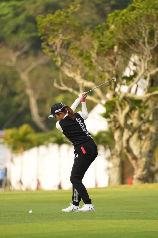 大里桃子のアイアンスイング（斜め前方）連続写真【2022年ダイキンオーキッドレディスゴルフトーナメント】