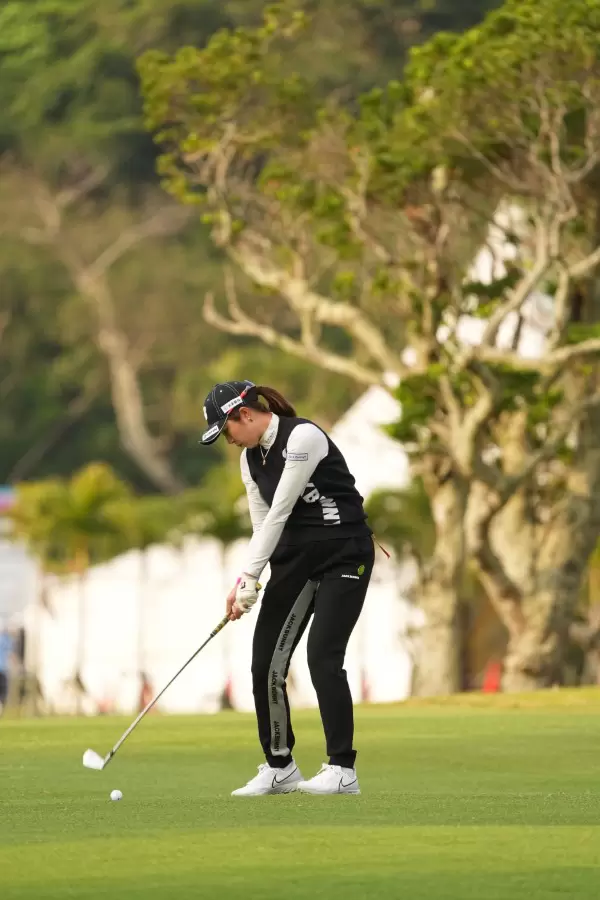 大里桃子のアイアンスイング（斜め前方）連続写真【2022年ダイキンオーキッドレディスゴルフトーナメント】