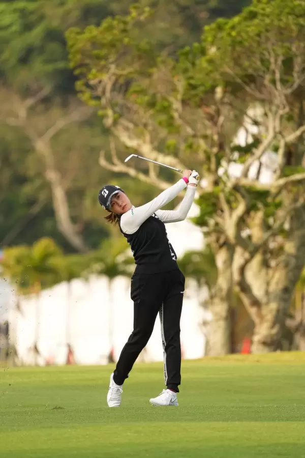 大里桃子のアイアンスイング（斜め前方）連続写真【2022年ダイキンオーキッドレディスゴルフトーナメント】