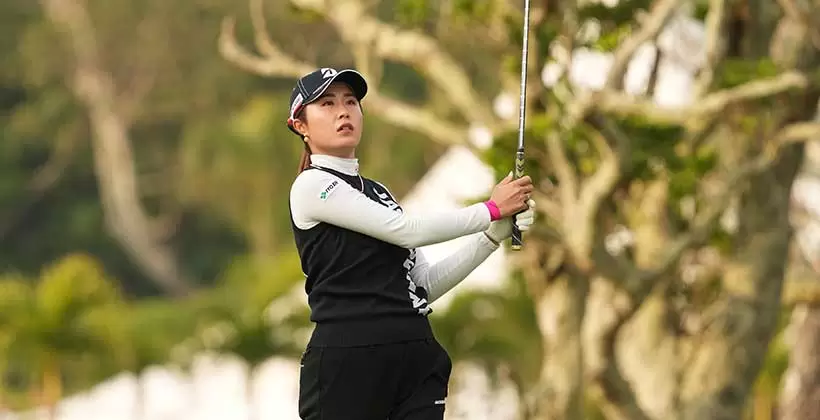 大里桃子のアイアンスイング（斜め前方）連続写真【2022年ダイキンオーキッドレディスゴルフトーナメント】