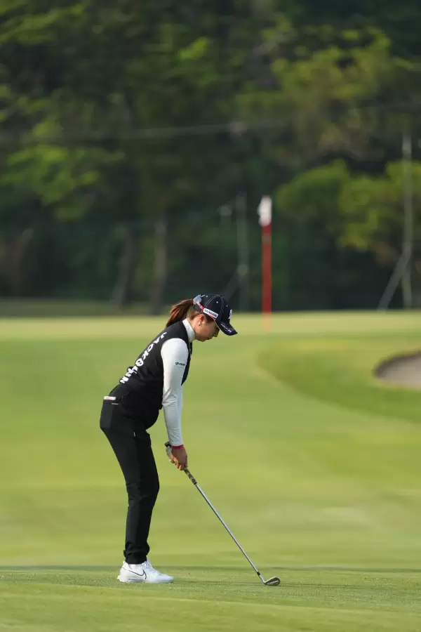 大里桃子のアイアンスイング（後方）連続写真【2022年ダイキンオーキッドレディスゴルフトーナメント】