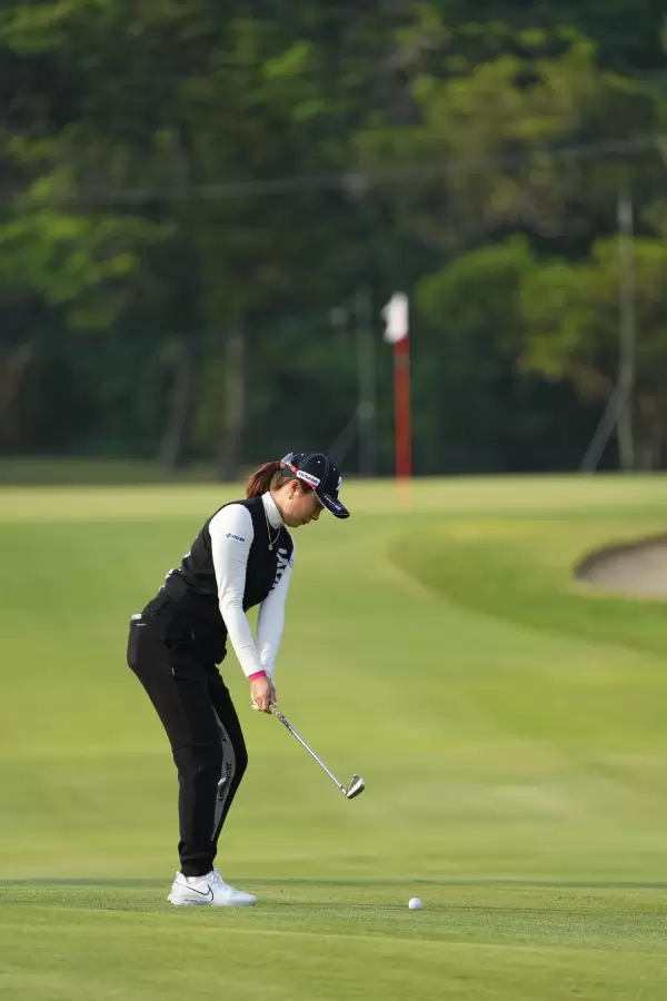 大里桃子のアイアンスイング（後方）連続写真【2022年ダイキンオーキッドレディスゴルフトーナメント】
