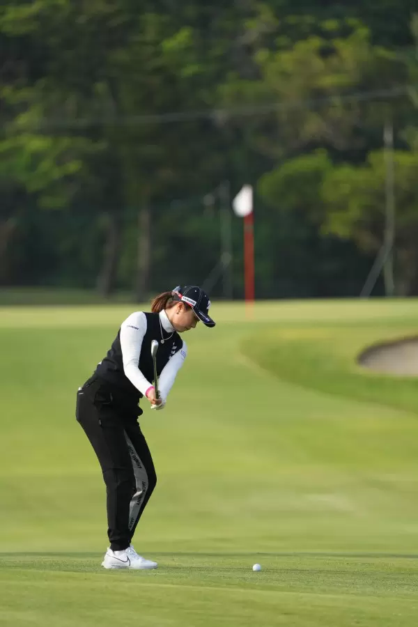 大里桃子のアイアンスイング（後方）連続写真【2022年ダイキンオーキッドレディスゴルフトーナメント】