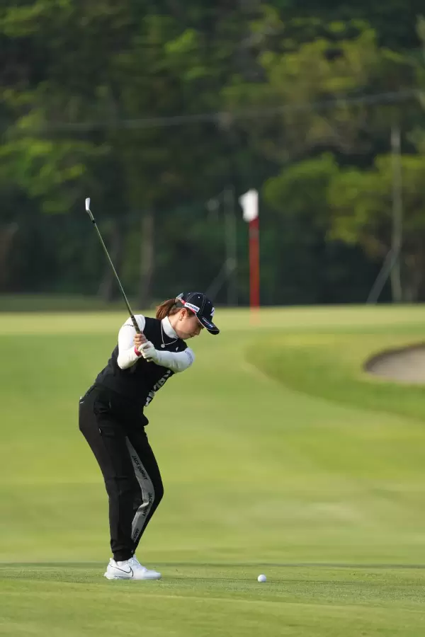 大里桃子のアイアンスイング（後方）連続写真【2022年ダイキンオーキッドレディスゴルフトーナメント】