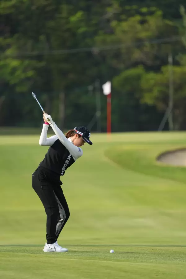 大里桃子のアイアンスイング（後方）連続写真【2022年ダイキンオーキッドレディスゴルフトーナメント】