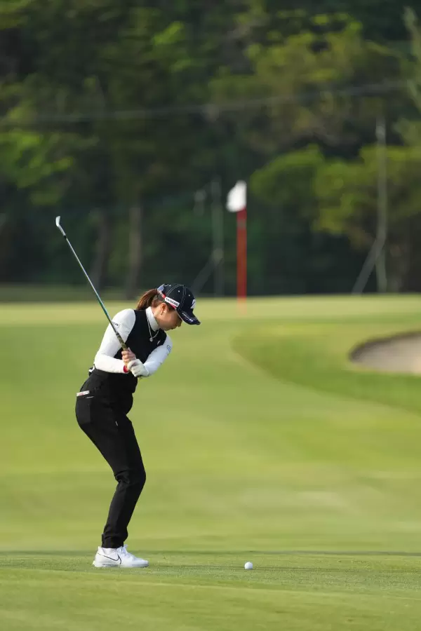 大里桃子のアイアンスイング（後方）連続写真【2022年ダイキンオーキッドレディスゴルフトーナメント】