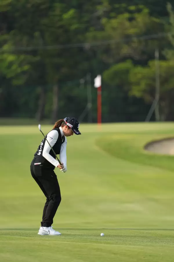 大里桃子のアイアンスイング（後方）連続写真【2022年ダイキンオーキッドレディスゴルフトーナメント】