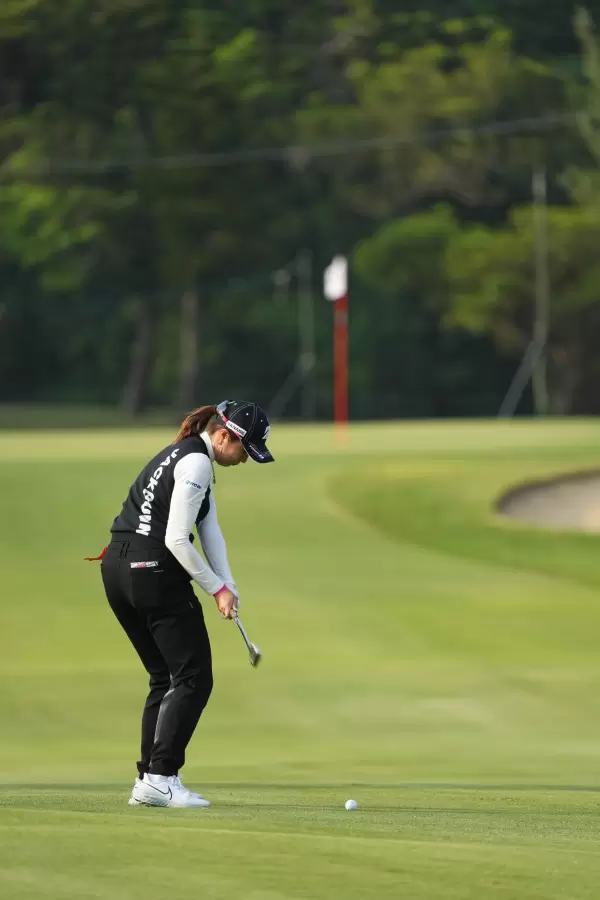 大里桃子のアイアンスイング（後方）連続写真【2022年ダイキンオーキッドレディスゴルフトーナメント】