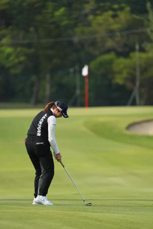 大里桃子のアイアンスイング（後方）連続写真【2022年ダイキンオーキッドレディスゴルフトーナメント】