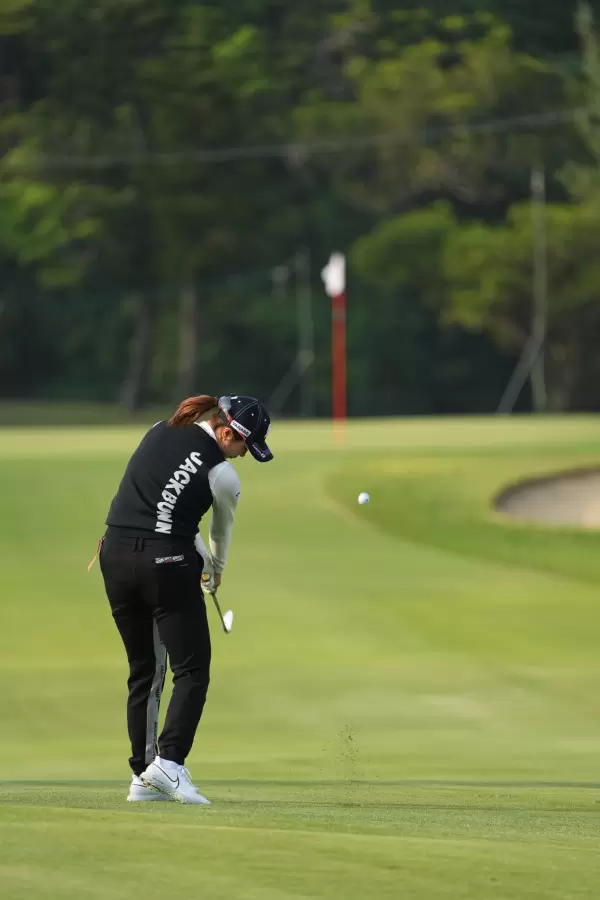 大里桃子のアイアンスイング（後方）連続写真【2022年ダイキンオーキッドレディスゴルフトーナメント】