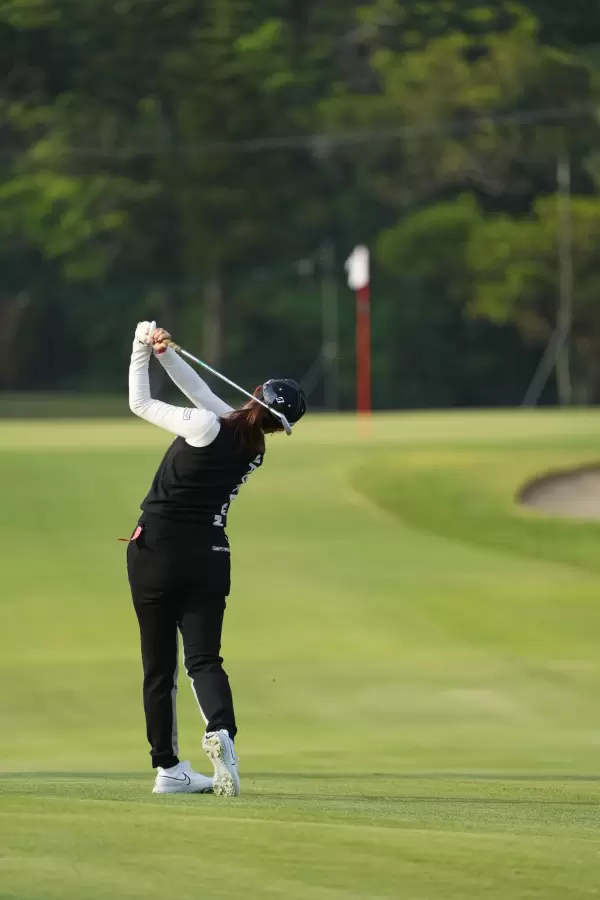 大里桃子のアイアンスイング（後方）連続写真【2022年ダイキンオーキッドレディスゴルフトーナメント】