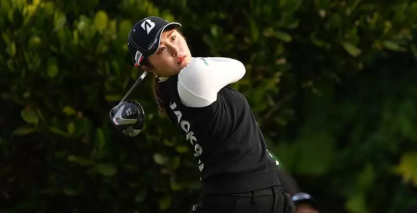 大里桃子のアイアンスイング(後方)連続写真【2022年ダイキンオーキッドレディスゴルフトーナメント】