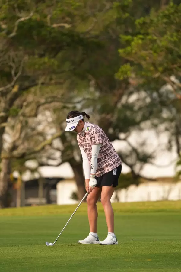 原英莉花のアイアンスイング（斜め前方）連続写真【2022年ダイキンオーキッドレディスゴルフトーナメント】