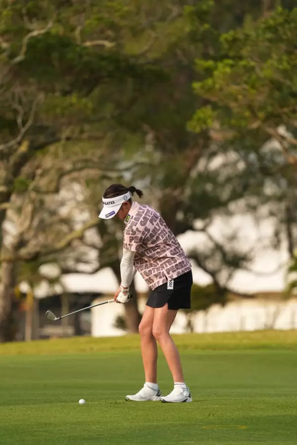 原英莉花のアイアンスイング（斜め前方）連続写真【2022年ダイキンオーキッドレディスゴルフトーナメント】