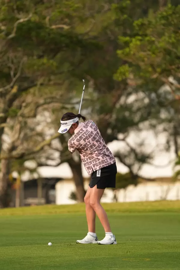 原英莉花のアイアンスイング（斜め前方）連続写真【2022年ダイキンオーキッドレディスゴルフトーナメント】