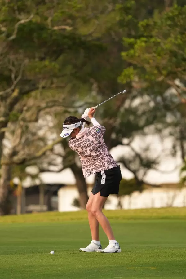 原英莉花のアイアンスイング（斜め前方）連続写真【2022年ダイキンオーキッドレディスゴルフトーナメント】