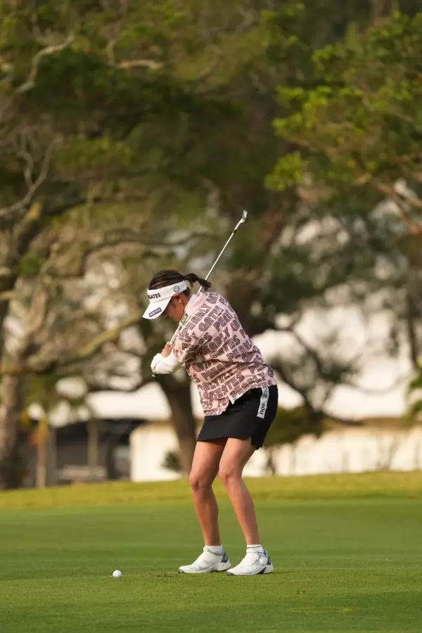 原英莉花のアイアンスイング（斜め前方）連続写真【2022年ダイキンオーキッドレディスゴルフトーナメント】