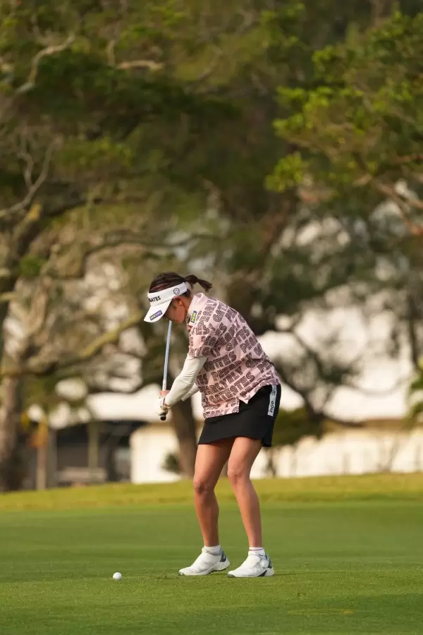 原英莉花のアイアンスイング（斜め前方）連続写真【2022年ダイキンオーキッドレディスゴルフトーナメント】