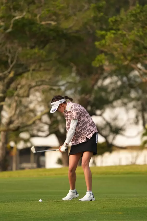 原英莉花のアイアンスイング（斜め前方）連続写真【2022年ダイキンオーキッドレディスゴルフトーナメント】