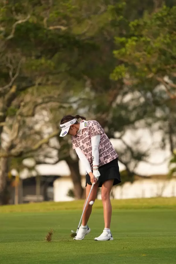 原英莉花のアイアンスイング（斜め前方）連続写真【2022年ダイキンオーキッドレディスゴルフトーナメント】