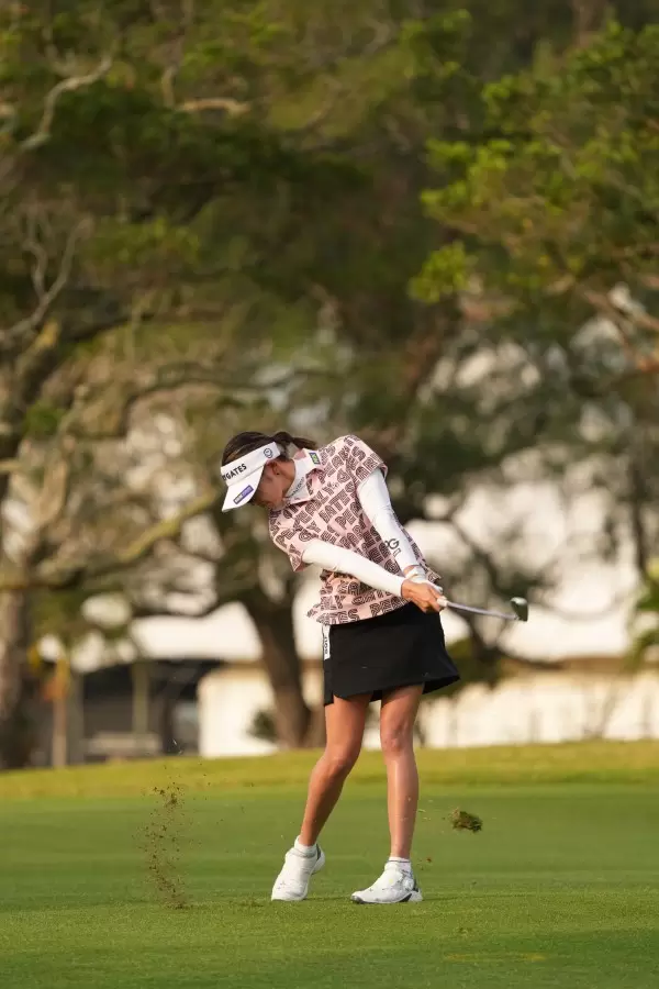 原英莉花のアイアンスイング（斜め前方）連続写真【2022年ダイキンオーキッドレディスゴルフトーナメント】