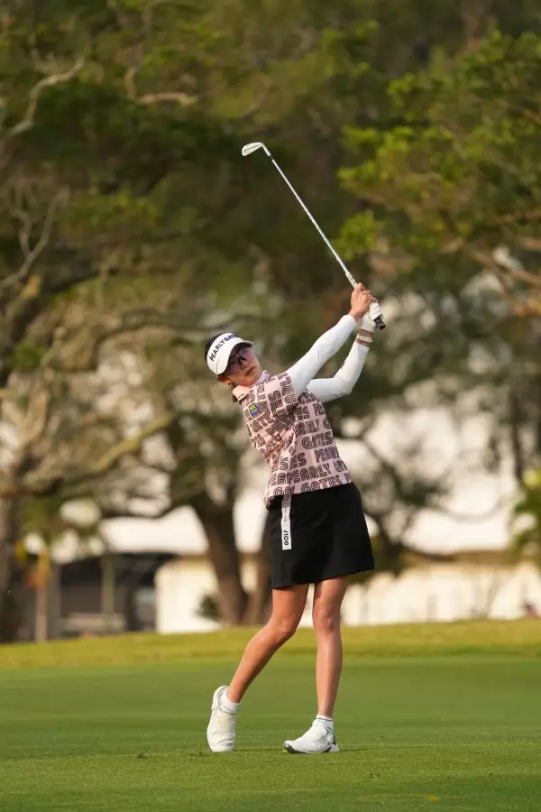 原英莉花のアイアンスイング（斜め前方）連続写真【2022年ダイキンオーキッドレディスゴルフトーナメント】