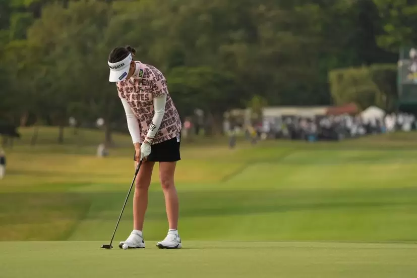 原英莉花のパッティングストローク（前方）連続写真【2022年ダイキンオーキッドレディスゴルフトーナメント】