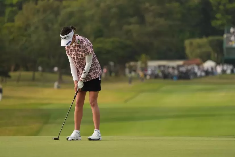 原英莉花のパッティングストローク（前方）連続写真【2022年ダイキンオーキッドレディスゴルフトーナメント】
