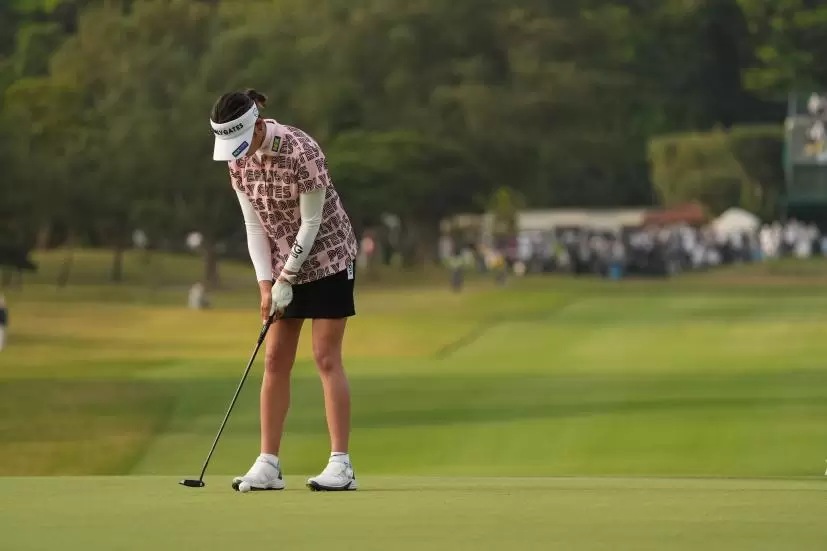 原英莉花のパッティングストローク（前方）連続写真【2022年ダイキンオーキッドレディスゴルフトーナメント】