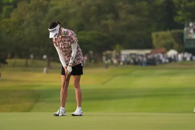 原英莉花のパッティングストローク（前方）連続写真【2022年ダイキンオーキッドレディスゴルフトーナメント】