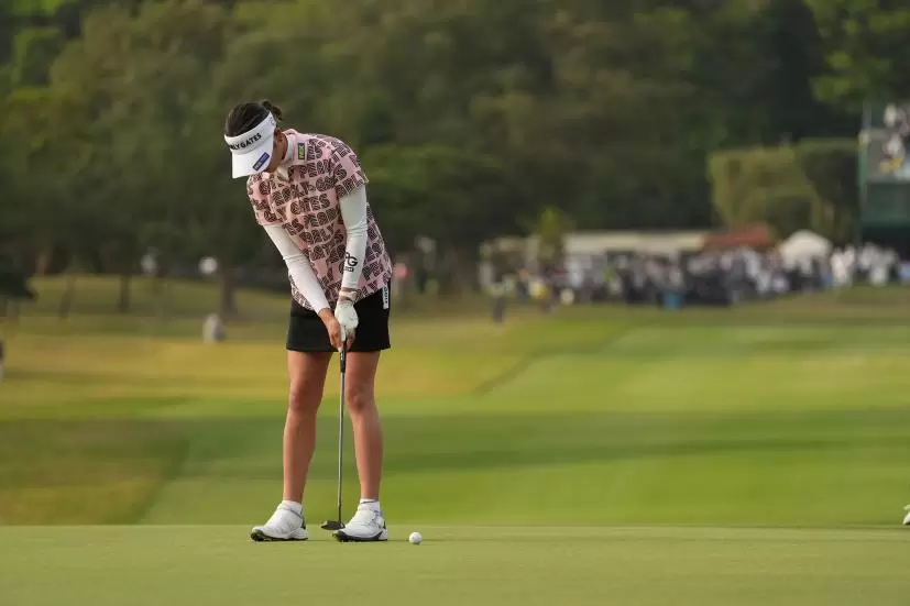 原英莉花のパッティングストローク（前方）連続写真【2022年ダイキンオーキッドレディスゴルフトーナメント】