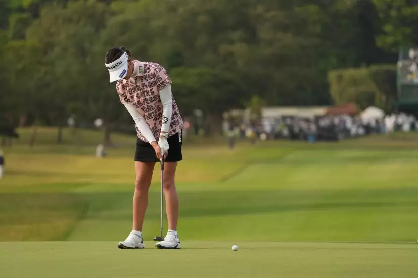 原英莉花のパッティングストローク（前方）連続写真【2022年ダイキンオーキッドレディスゴルフトーナメント】