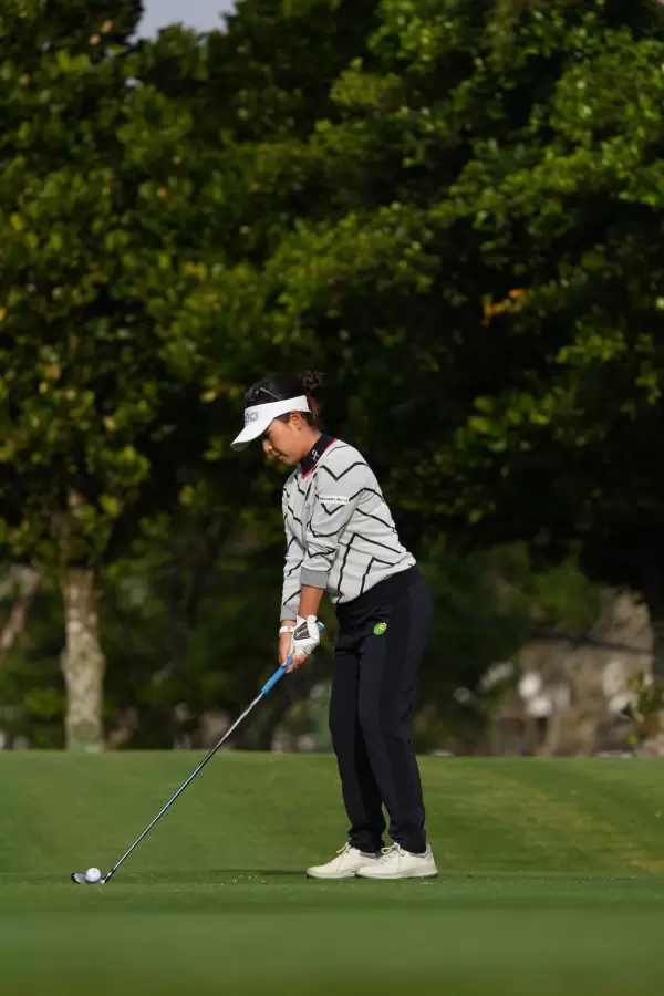 青木瀬令奈のユーティリティスイング（斜め前方）連続写真【2022年ダイキンオーキッドレディスゴルフトーナメント】